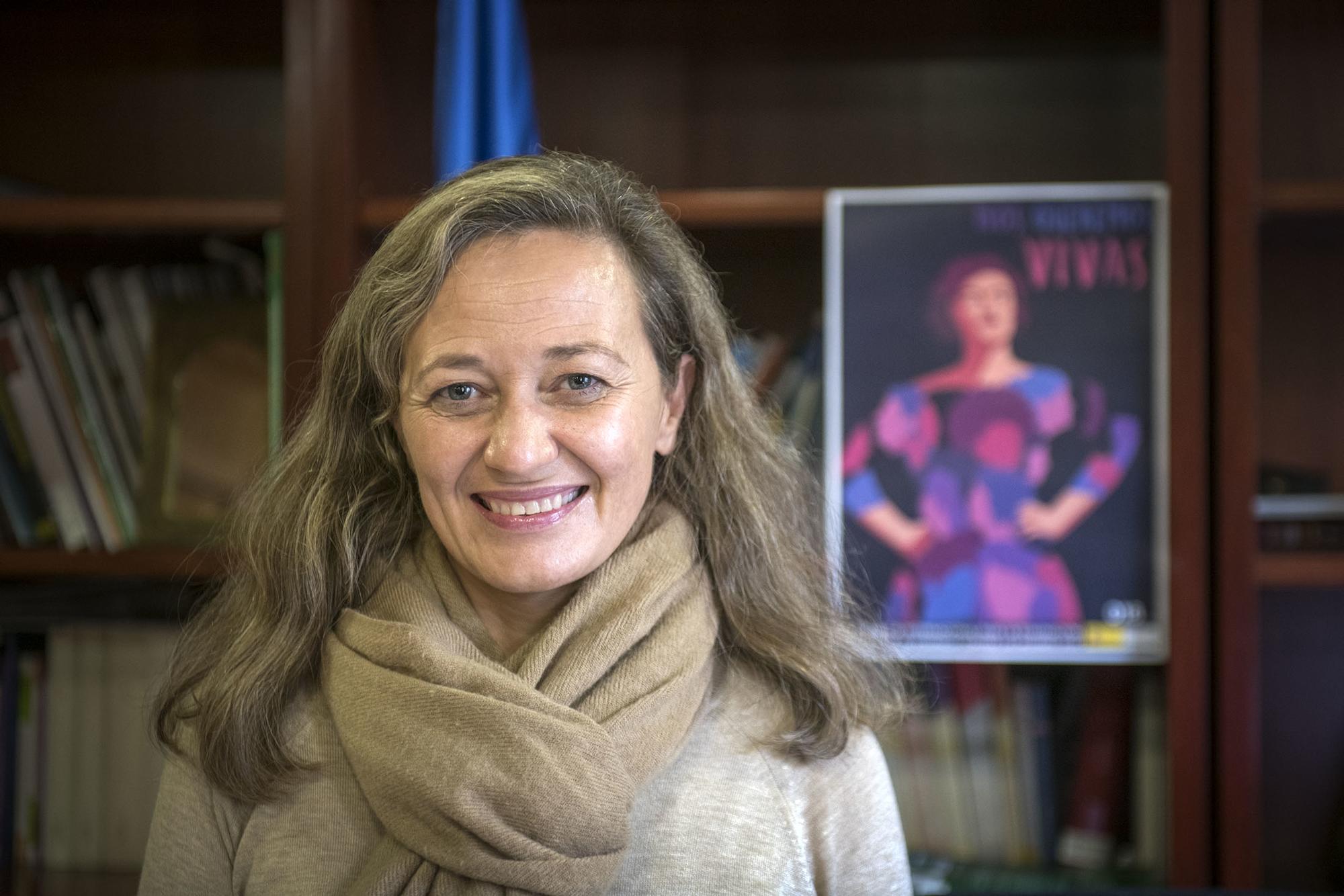 Mª Victoria Rosell Aguilar en su despacho